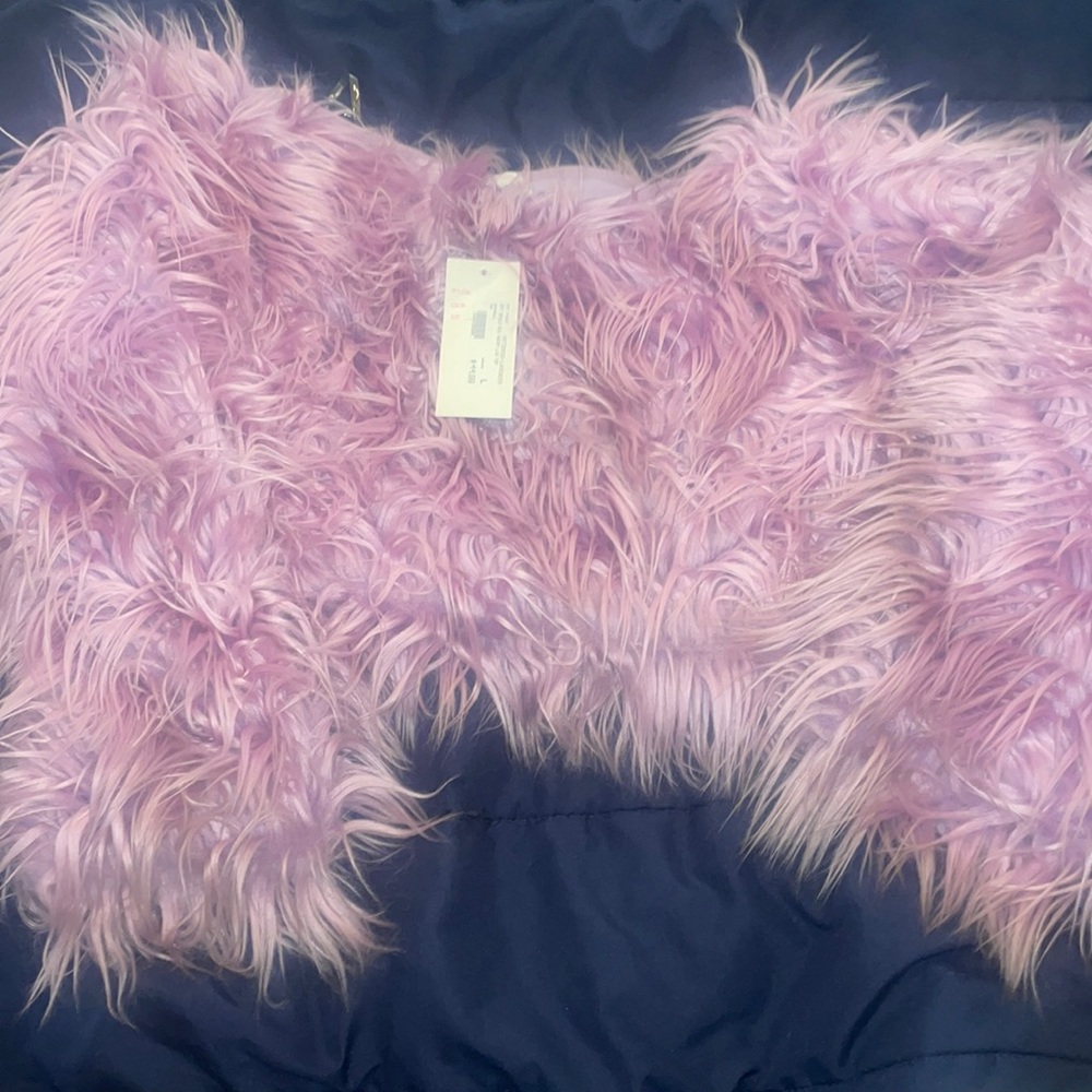 Cute fuzzy fur top.. it’s lavender.. it looks diffrent in the light